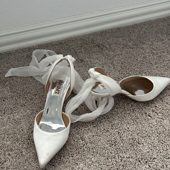 BADGLEY MISCHKA COLLECTION Blaze Pump 3” white heels - Picture 10 of 11